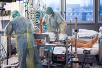 Biến chủng Omicron lây lan nhanh, tạo thêm gánh nặng cho hệ thống y tế công của nhiều nước (Ảnh: DW)