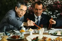 Tổng thống Mỹ Richard Nixon (phải) và Thủ tướng Trung Quốc lúc bấy giờ là Chu Ân Lai dùng bữa trong chuyến thăm chính thức của ông Nixon tới Trung Quốc năm 1972. Ảnh: Getty.