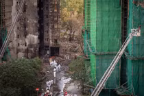 Các thành viên của Đơn vị nhận diện nạn nhân thảm họa có mặt tại hiện trường vụ hỏa hoạn ở Hong Kong. Ảnh: SCMP.