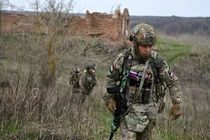 Quân nhân thuộc Lữ đoàn bộ binh hải quân cận vệ số 155 thuộc Hạm đội Thái Bình Dương của Nga với Nhóm lực lượng Sever tham gia huấn luyện chiến đấu trong bối cảnh hoạt động quân sự của Nga tại Ukraine, ở khu vực Kursk, Nga. Ảnh: Sputnik.