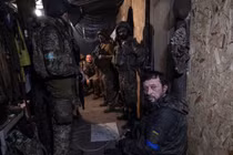 Quân nhân Ukraine nghỉ ngơi sau khi trở về từ vị trí tiền tuyến ở vùng Donetsk vào ngày 4/8. Ảnh: Reuters.