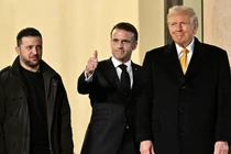 Tổng thống Pháp Emmanuel Macron (giữa), Tổng thống đắc cử Mỹ Donald Trump (phải) và Tổng thống Ukraine Vladimir Zelensky tại Paris, ngày 7/12. Ảnh: Getty.
