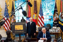 Tổng thống Trump đã áp phí 100.000 USD cấp thị thực cho lao động nước ngoài có tay nghề. Ảnh: NYTimes.