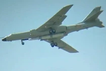 H-6N, một biến thể của máy bay ném bom H-6, được trang bị tên lửa đạn đạo (Ảnh: Military Watch)