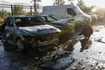 Một cảnh sát làm việc gần những chiếc xe bị hư hại tại hiện trường một tòa nhà dân cư bị hư hại trong cuộc tấn công bằng UAV và tên lửa của Nga, trong bối cảnh Nga tấn công Ukraine, ở ngoại ô Kiev, Ukraine, ngày 20/9. Ảnh: Reuters.