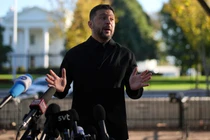 Tổng thống Ukraine Volodymyr Zelensky phát biểu trong cuộc họp báo tại Công viên Lafayette bên ngoài Nhà Trắng. Ảnh: Getty.