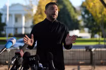 Tổng thống Ukraine Volodymyr Zelensky phát biểu trong cuộc họp báo tại Công viên Lafayette bên ngoài Nhà Trắng. Ảnh: Getty.