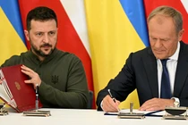 Tổng thống Ukraine Volodymyr Zelensky và Thủ tướng Ba Lan Donald Tusk ký thỏa thuận trong cuộc gặp ở Warsaw, Ba Lan vào ngày 8/7 (Ảnh: AFP)