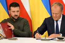 Tổng thống Ukraine Volodymyr Zelensky và Thủ tướng Ba Lan Donald Tusk ký thỏa thuận trong cuộc gặp ở Warsaw, Ba Lan vào ngày 8/7 (Ảnh: AFP)