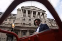 Trước khi Ngân hàng trung ương Anh có hành động, đồng bảng đã trượt giá xuống mức kỷ lục trong 37 năm so với USD (Ảnh: Getty)