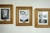 Chân dung ông Joe Biden được thay thế bằng ảnh một chiếc bút ký tự động. Ảnh: X/Nhà Trắng.