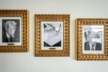 Chân dung ông Joe Biden được thay thế bằng ảnh một chiếc bút ký tự động. Ảnh: X/Nhà Trắng.