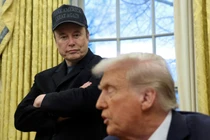 Elon Musk lắng nghe Tổng thống Mỹ Donald Trump phát biểu tại Phòng Bầu dục của Nhà Trắng ở Washington, DC, Mỹ ngày 11/2. Ảnh: reuters.