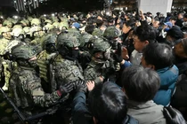 Binh sĩ cố gắng tiến vào tòa nhà Quốc hội ở Seoul sau khi Tổng thống Hàn Quốc Yoon Suk Yeol tuyên bố thiết quân luật. Ảnh: AFP.