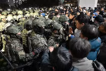 Binh sĩ cố gắng tiến vào tòa nhà Quốc hội ở Seoul sau khi Tổng thống Hàn Quốc Yoon Suk Yeol tuyên bố thiết quân luật. Ảnh: AFP.