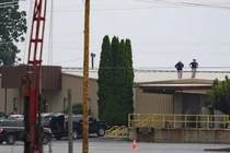 Hai điều tra viên FBI kiểm tra mái nhà nơi kẻ tấn công đã nổ súng vào ứng cử viên Tổng thống Donald Trump, ngày 14/7 tại Butler, Pennsylvania (Ảnh: Getty)