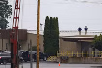 Hai điều tra viên FBI kiểm tra mái nhà nơi kẻ tấn công đã nổ súng vào ứng cử viên Tổng thống Donald Trump, ngày 14/7 tại Butler, Pennsylvania (Ảnh: Getty)