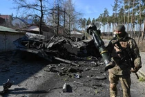 Một binh sĩ Ukraine cầm vũ khí chống tăng do phương Tây cung cấp (Ảnh:Telegraph)