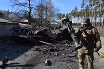 Một binh sĩ Ukraine cầm vũ khí chống tăng do phương Tây cung cấp (Ảnh:Telegraph)