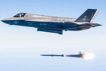 F-35 phóng tên lửa AIM-120. Ảnh: MW.