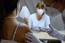 Một bác sĩ tiêm vaccine ngừa COVID-19 của Pfizer-BioNTech cho bệnh nhân tại Leipzig, Đức trong đại dịch toàn cầu năm 2021. Ảnh: Getty.