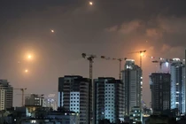 Hình ảnh tên lửa Iran tấn công tên lửa nhằm vào lãnh thổ của Israel trong đêm 13/6. Ảnh: Reuters.