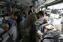 Nhân viên y tế kiểm tra các quân nhân Ukraine bị thương ở Donetsk (Ảnh: Getty)