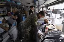 Nhân viên y tế kiểm tra các quân nhân Ukraine bị thương ở Donetsk (Ảnh: Getty)