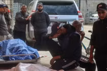 Người thân đau buồn bên thi thể của 3 người đàn ông Palestine thiệt mạng trong cuộc tấn công bằng máy bay không người lái của Israel ở phía đông trại Bureij, tại bệnh viện al-Aqsa Martyrs ở Deir el-Balah, miền trung Dải Gaza vào ngày 17/3. Ảnh: AFP.