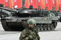 Xe tăng chiến đấu chủ lực Leopard 2A6 của Đức được trưng bày tại Moscow, ngày 28/4/2024. Ảnh: Sputnik.