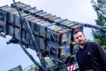Tổng thống Ukraine Volodymyr Zelensky đứng trước hệ thống tên lửa phòng thủ Patriot. Ảnh: Getty.