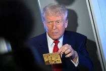 Tổng thống Mỹ Donald Trump cầm Thẻ vàng trị giá 5 triệu USD khi phát biểu với các phóng viên trên chuyên cơ Không lực Một, trên đường đến Miami vào ngày 3/4. Ảnh: AFP.