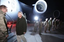 Cựu Bộ trưởng Quốc phòng Mỹ Chuck Hagel tại căn cứ không quân Manas, Kyrgyzstan năm 2013 (Ảnh: Getty)