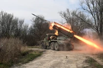 Binh sĩ Nga khai hoả bệ phóng tên lửa đa nòng BM-21 Grad về phía các vị trí của Ukraine (Ảnh: Sputnik)