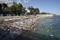Người dân ở bãi biển Massandra tại thị trấn nghỉ mát Yalta bên bờ Biển Đen ở Crimea. Ảnh: Sputnik.