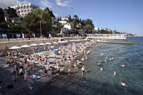 Người dân ở bãi biển Massandra tại thị trấn nghỉ mát Yalta bên bờ Biển Đen ở Crimea. Ảnh: Sputnik.