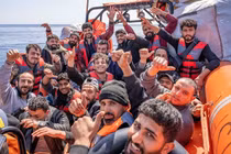 Những người di cư được cứu bởi tổ chức Bác sĩ không biên giới (MSF) ở Biển Địa Trung Hải. Ảnh: Getty.