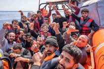 Những người di cư được cứu bởi tổ chức Bác sĩ không biên giới (MSF) ở Biển Địa Trung Hải. Ảnh: Getty.