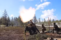 Binh lính tham gia cuộc tập trận chung giữa lực lượng vũ trang Anh, Phần Lan và Thụy Điển ở miền Bắc Phần Lan vào tháng 5. Ảnh: Newsweek.