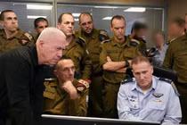 Bộ trưởng Quốc phòng Israel Yoav Gallant (ngoài cùng bên trái) tại phòng chỉ huy ngầm của Lực lượng Không quân Israel ngày 27/9 (Ảnh: Getty)