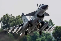 Bộ trưởng ngoại giao Pakistan tuyên bố rằng máy bay chiến đấu J-10C của Trung Quốc đã được sử dụng để bắn hạ máy bay Ấn Độ dọc biên giới. Ảnh: Handout