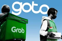 GoTo và Grab đã tích hợp nhiều dịch vụ vào một ứng dụng duy nhất (Ảnh: Bloomberg)