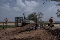 Những người lính đang làm việc tại công trình xây dựng công sự ở miền Đông Ukraine. Ảnh: WSJ.