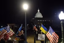 Những người ủng hộ Ukraine tuần hành bên ngoài Điện Capitol Mỹ sau khi Thượng viện thông qua dự luật viện trợ nước ngoài (Ảnh: Getty)