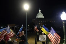 Những người ủng hộ Ukraine tuần hành bên ngoài Điện Capitol Mỹ sau khi Thượng viện thông qua dự luật viện trợ nước ngoài (Ảnh: Getty)