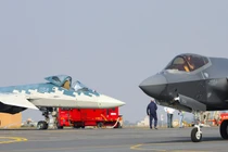 Chiến đấu cơ Su-57E của Nga và F-35 Lightning II của Mỹ được trưng bày trong triển lãm hàng không Aero India 2025 tại Trạm Không quân Yelahanka ở Bengaluru, Karnataka, Ấn Độ. Ảnh: Getty.