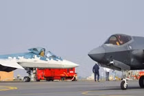 Chiến đấu cơ Su-57E của Nga và F-35 Lightning II của Mỹ được trưng bày trong triển lãm hàng không Aero India 2025 tại Trạm Không quân Yelahanka ở Bengaluru, Karnataka, Ấn Độ. Ảnh: Getty.