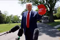 Tổng thống Mỹ Donald Trump cầm chiếc mũ có thêu dòng chữ "Vịnh Mỹ" khi ông phát biểu với giới truyền thông ngày 29/4. Ảnh: Reuters.