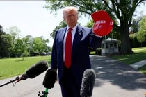 Tổng thống Mỹ Donald Trump cầm chiếc mũ có thêu dòng chữ "Vịnh Mỹ" khi ông phát biểu với giới truyền thông ngày 29/4. Ảnh: Reuters.
