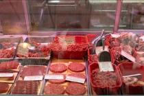 Một số loại thịt bò xay được trưng bày trong tủ bán thịt tại Chợ phía Đông ở Washington, Mỹ. Ảnh: Reuters.